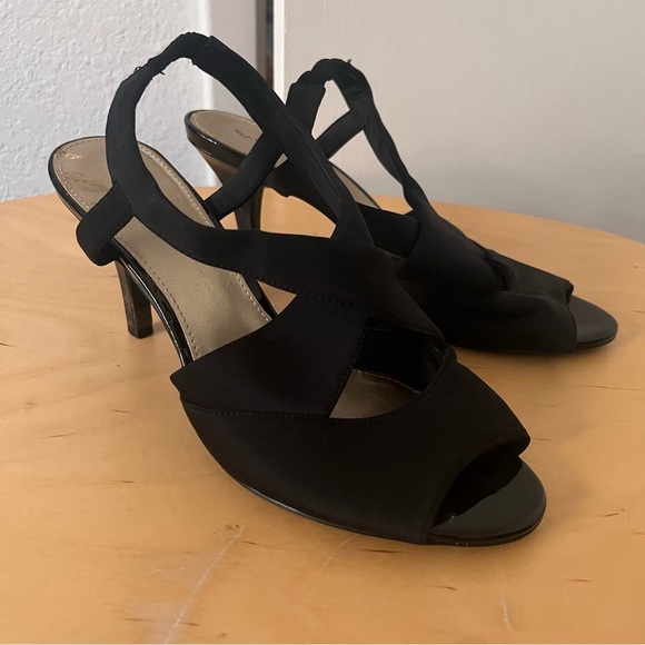 Bandolino Heeled Sandals Black Stretchy Strappy 3.5 inch heel 10 - Picture 2 of 9